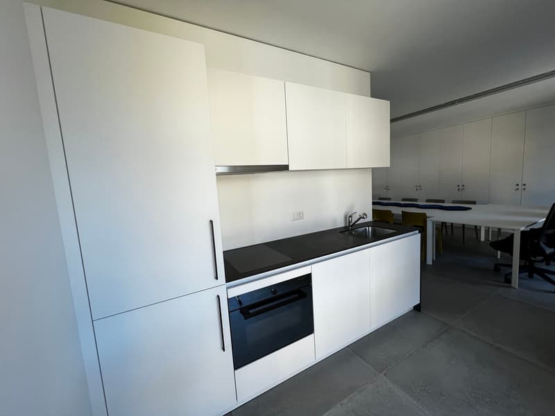 Bureau moderne et spacieux meublé à vendre à Losone (6)