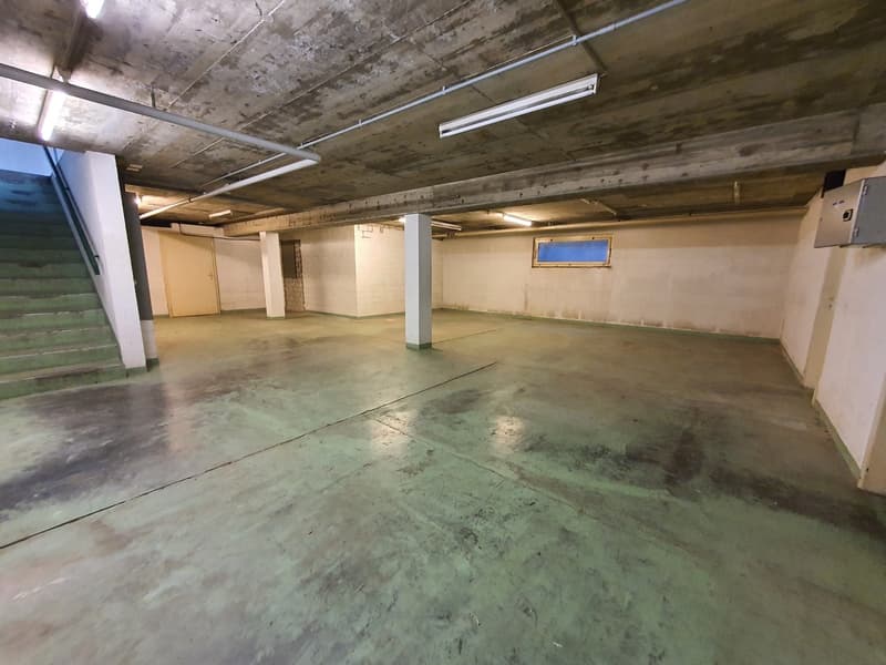 Rent a shop on the main street in Losone with parking spaces (2)