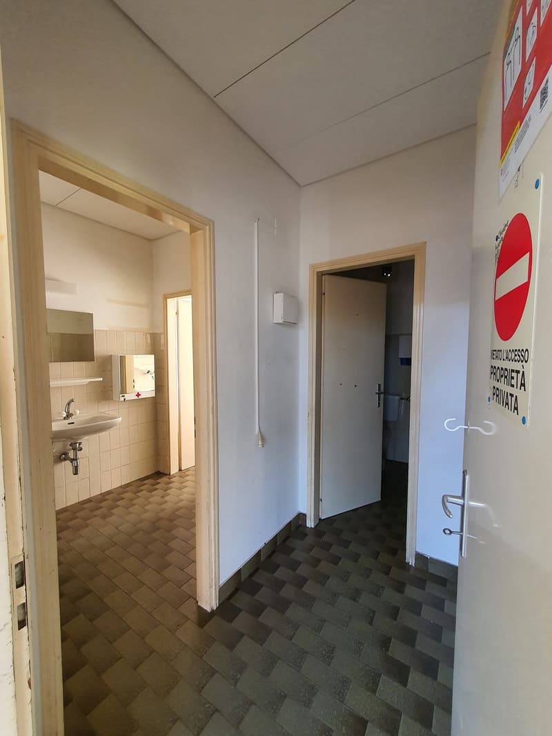 Rent a shop on the main street in Losone with parking spaces (3)