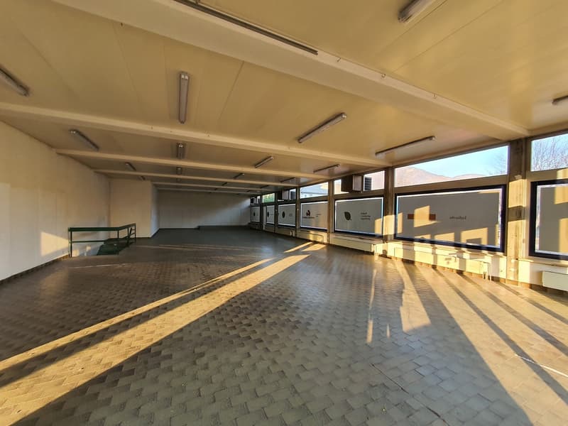 Rent a shop on the main street in Losone with parking spaces (1)