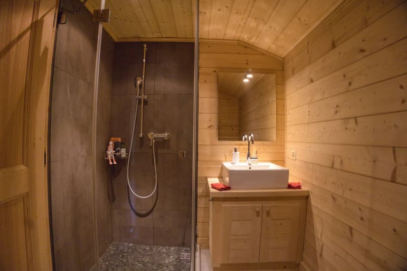 Magnificent furnished chalet between Gstaad and Lauenen (11)