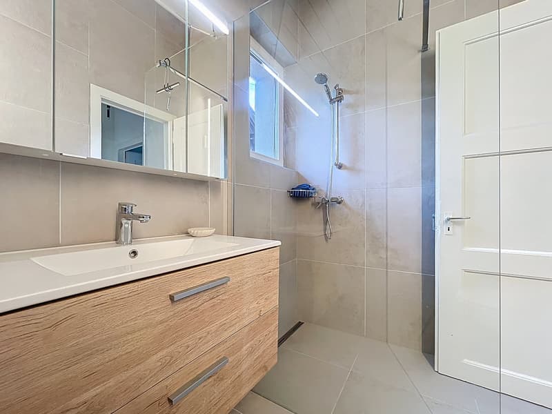 Guaranteed to impress – renovated villa with terrace and lake view! (12)