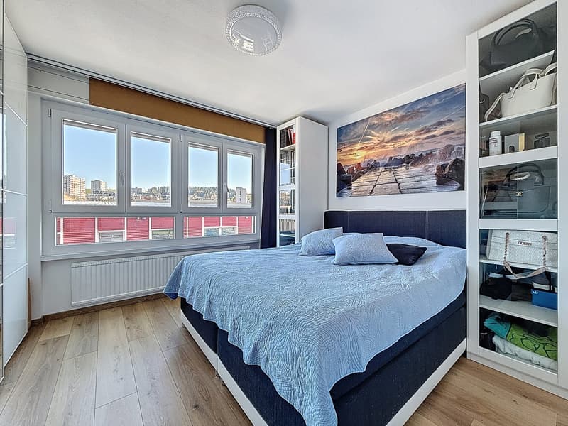 Spacious 5.5-room contemporary apartment with bright veranda (6)