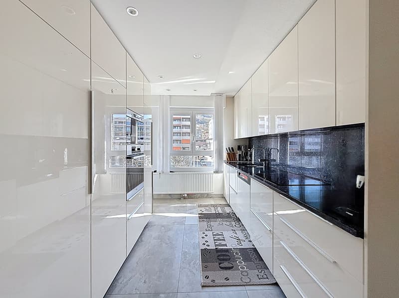 Spacious 5.5-room contemporary apartment with bright veranda (1)