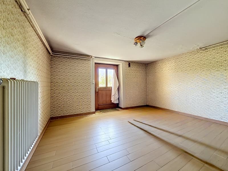 Villa to renovate with enormous potential in Cressier (11)