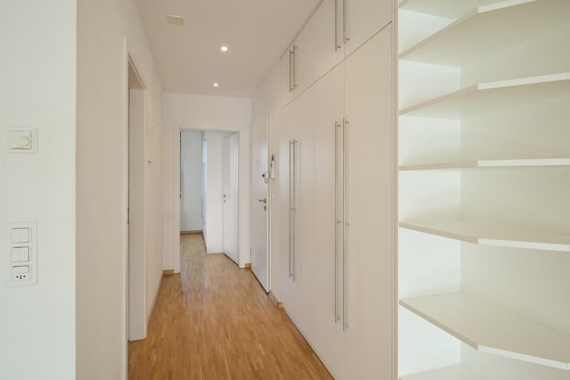 Helle 2.5-Zimmer-Wohnung mit Balkon und Garage in Basel (2)