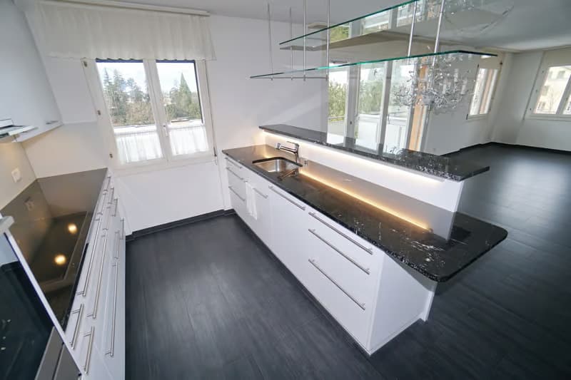 Helle 4.5-Zimmer-Wohnung mit Balkon und Garage in Thun – ab sofort verfügbar! (3)