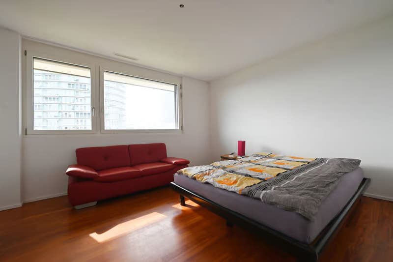 Helle 4.5-Zimmer-Wohnung mit Balkon und Stadtblick in Dübendorf (8)