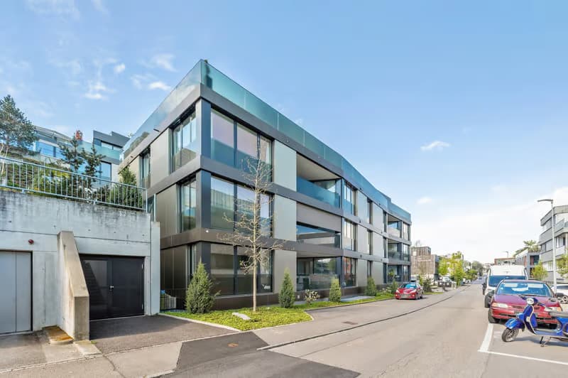 Geräumige 4.5-Zimmer-Wohnung mit Balkon und Garage in Binningen (2)