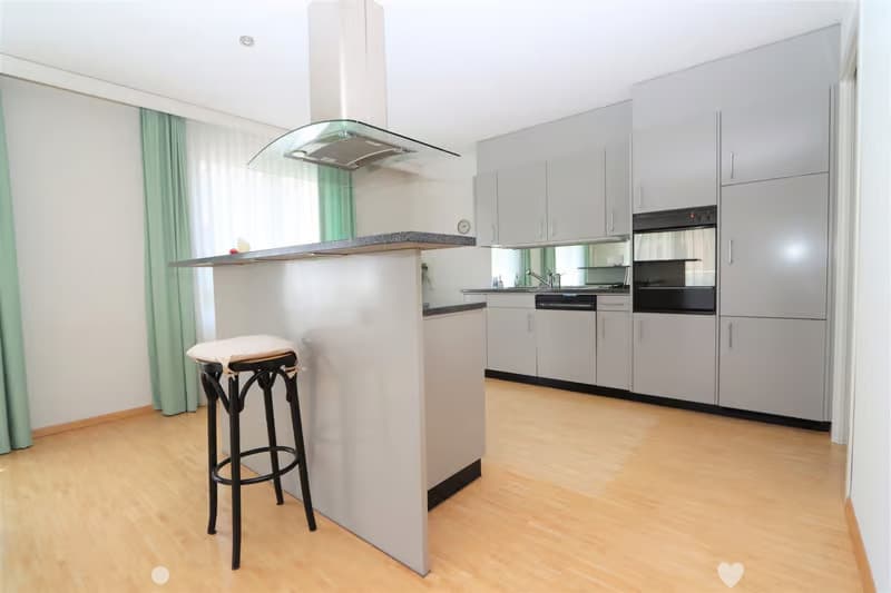 Geräumige 4.5-Zimmer-Wohnung mit Balkon in Biel – sofort verfügbar! (1)