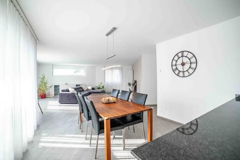 Helle 4.5-Zimmer-Wohnung mit Balkon und Garage in Bülach (1)
