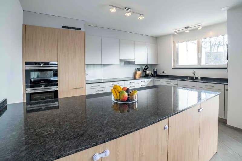 Helle 4.5-Zimmer-Wohnung mit Balkon und Garage in Bülach (2)