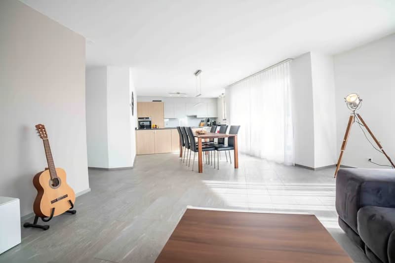Helle 4.5-Zimmer-Wohnung mit Balkon und Garage in Bülach (4)