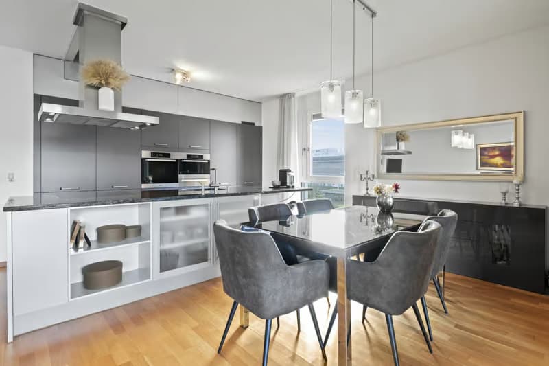Helle 4.5-Zimmer-Wohnung mit Balkon und Garage in Zürich-Affoltern (1)