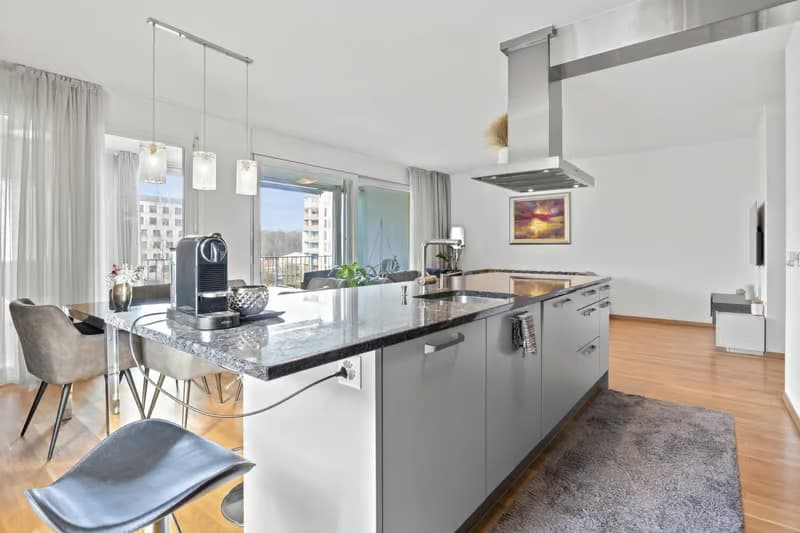 Helle 4.5-Zimmer-Wohnung mit Balkon und Garage in Zürich-Affoltern (2)