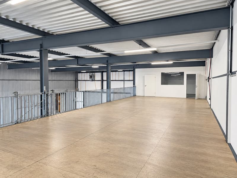 Halle industrielle avec galerie emplacement stratégique à Bulle (2)