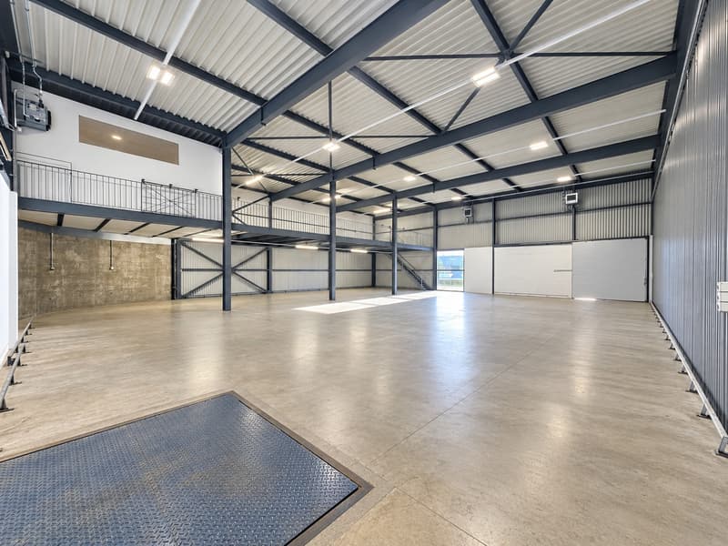 Halle industrielle avec galerie emplacement stratégique à Bulle (1)