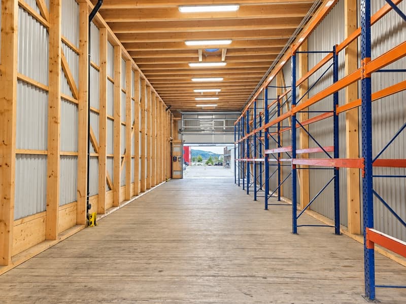 Halle de stockage fonctionnelle et facilement accessible à Bulle (1)