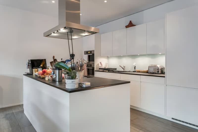 Helle 4.5-Zimmer-Wohnung mit Balkon und Garage in Zug (3)