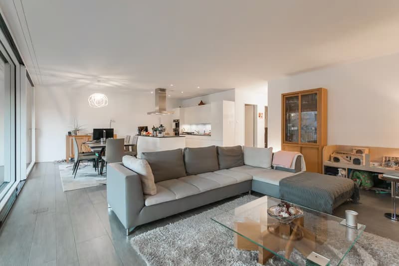 Helle 4.5-Zimmer-Wohnung mit Balkon und Garage in Zug (2)