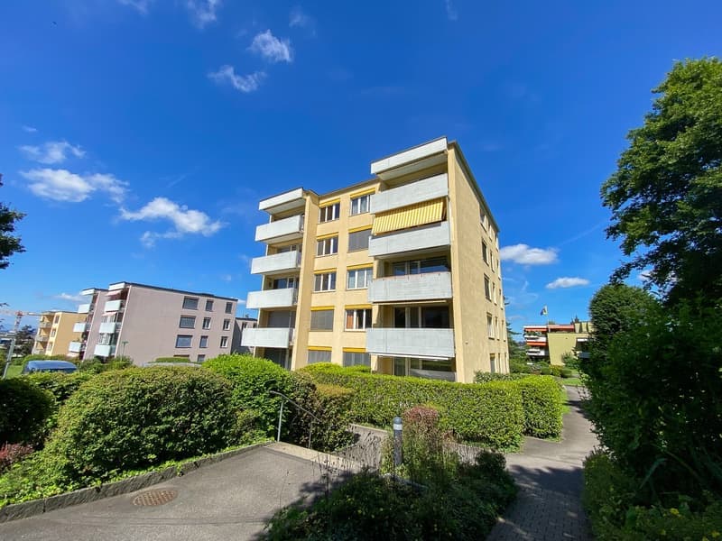 Helle 4.5-Zimmer-Wohnung mit Balkon und herrlichem Ausblick in Baar (2)