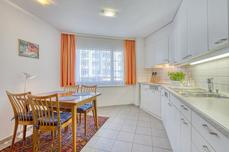 Sonnige 2.5-Zimmer-Wohnung mit Balkon und Seeblick in Wädenswil (3)