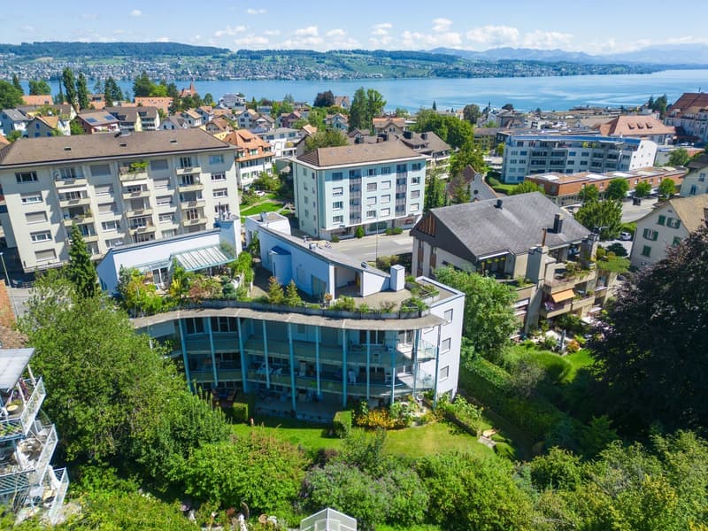 Sonnige 2.5-Zimmer-Wohnung mit Balkon und Seeblick in Wädenswil (4)