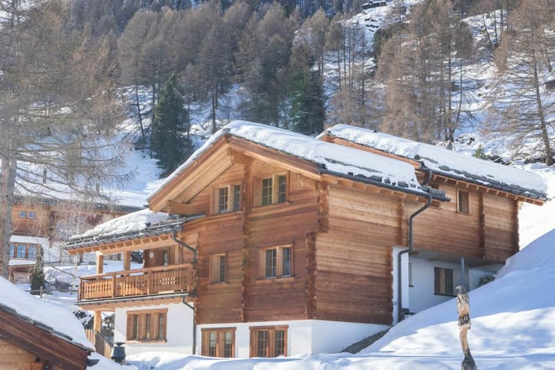 Exclusive secondary residence chalet directly on the ski slope (1)