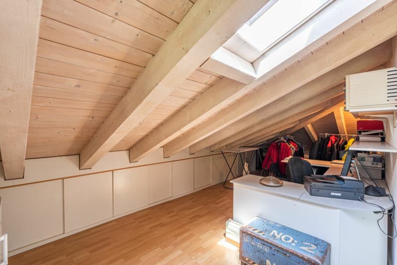 Charmant appartement de 4,5 pièces en mansarde avec galerie et vue sur les montagnes (9)