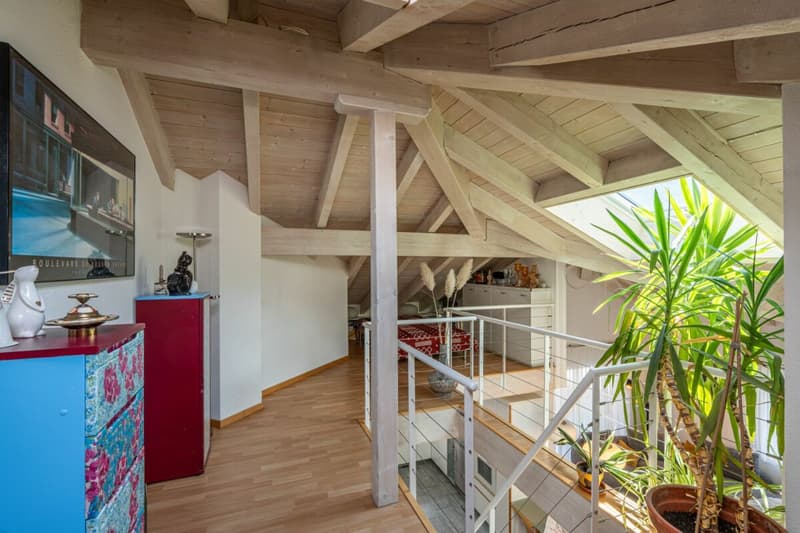 Charmant appartement de 4,5 pièces en mansarde avec galerie et vue sur les montagnes (8)