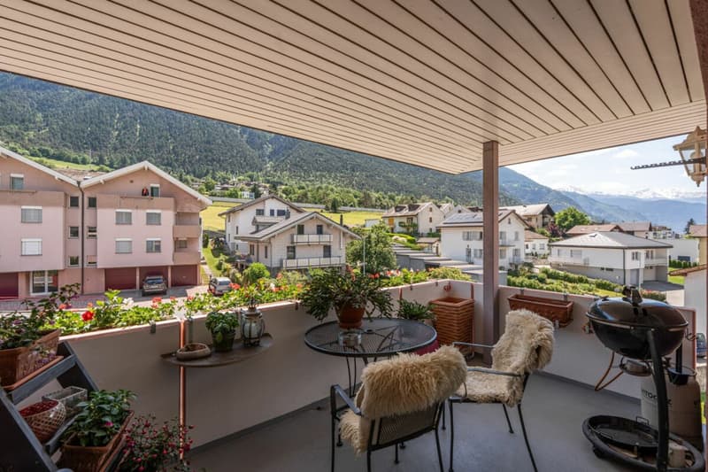Charmant appartement de 4,5 pièces en mansarde avec galerie et vue sur les montagnes (12)