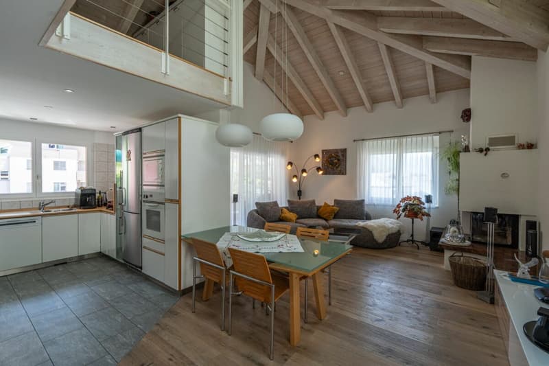 Charmant appartement de 4,5 pièces en mansarde avec galerie et vue sur les montagnes (1)