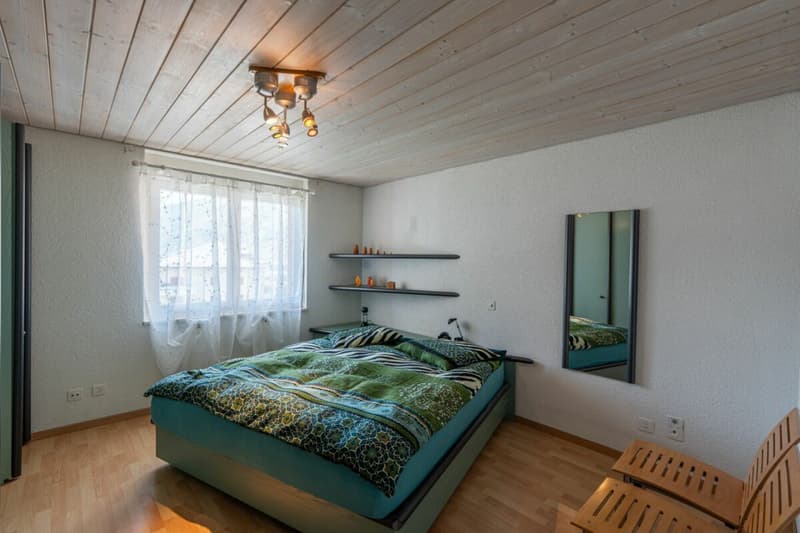 Charmant appartement de 4,5 pièces en mansarde avec galerie et vue sur les montagnes (5)