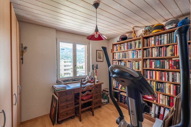 Charmant appartement de 4,5 pièces en mansarde avec galerie et vue sur les montagnes (7)