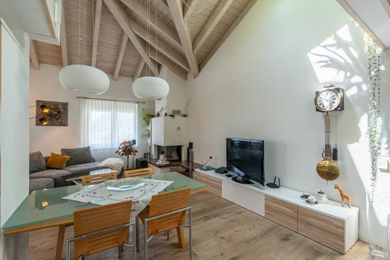 Charmant appartement de 4,5 pièces en mansarde avec galerie et vue sur les montagnes (2)
