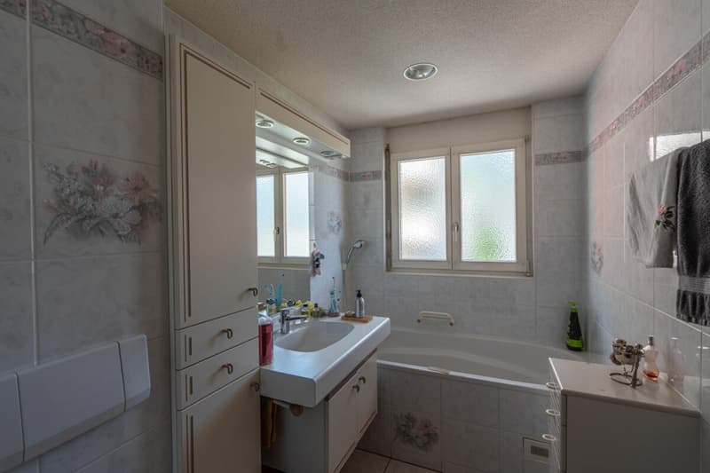 Charmant appartement de 4,5 pièces en mansarde avec galerie et vue sur les montagnes (11)