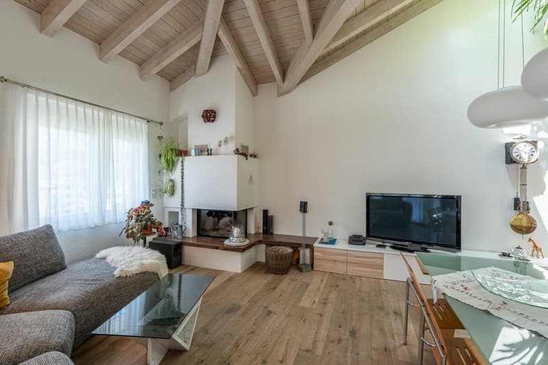 Charmant appartement de 4,5 pièces en mansarde avec galerie et vue sur les montagnes (3)