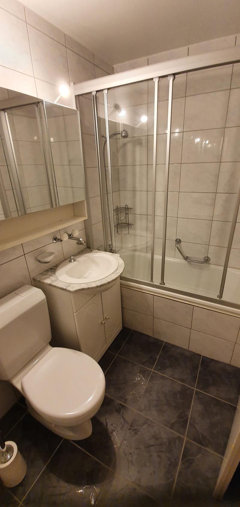 Badezimmer mit Badewanne