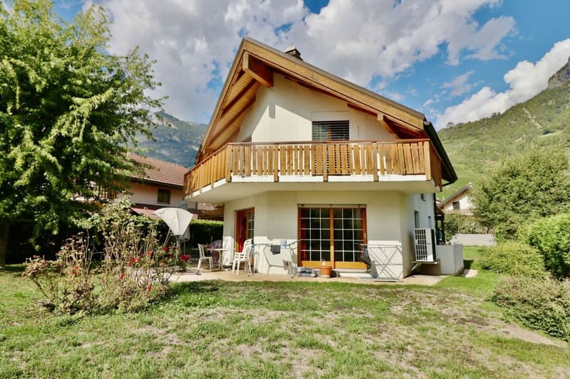 LEYTRON - UNE MAISON OÙ L'ON ENTEND PRESQUE LES ENFANTS JOUER DANS LE JARDIN? (1)