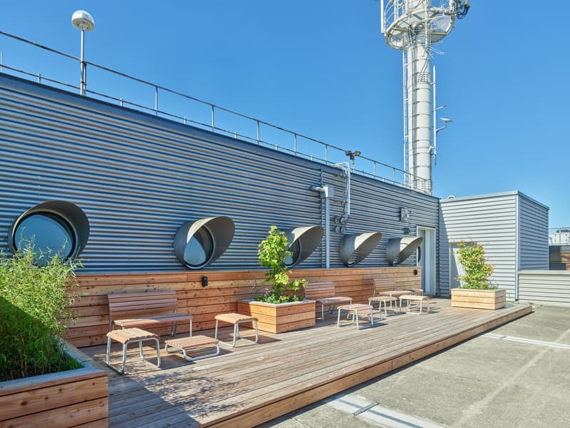 Dachterrasse mit Blick über Basel