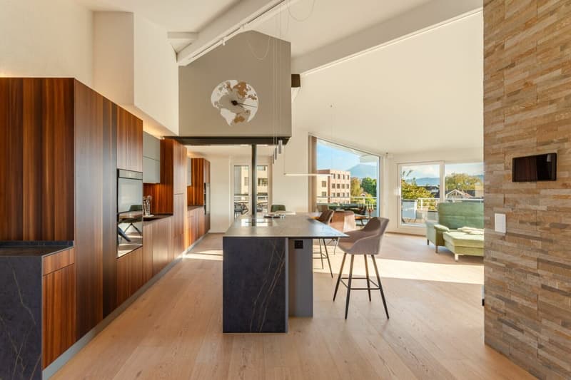 High-quality renovated 5 1/2-room attic apartment in the heart of Hünenberg (1)