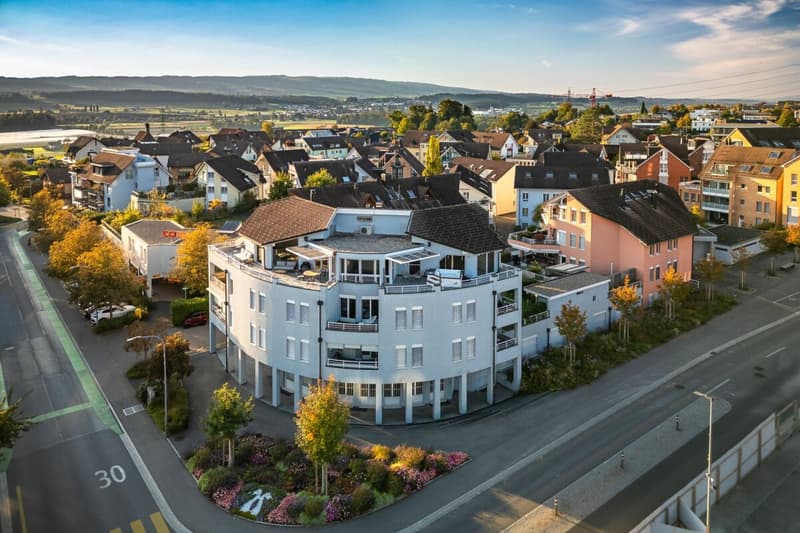 High-quality renovated 5 1/2-room attic apartment in the heart of Hünenberg (2)