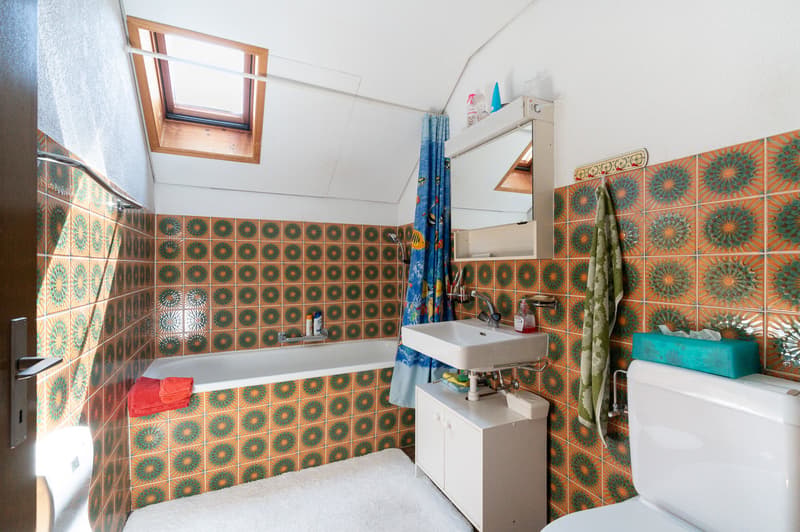 Two-family house with a beautifully landscaped garden & plenty of potential (16)