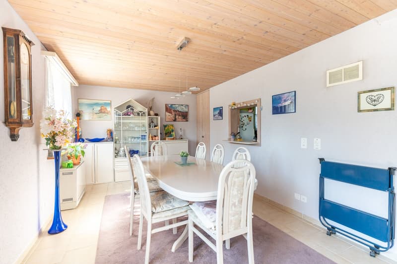 Two-family house with a beautifully landscaped garden & plenty of potential (9)