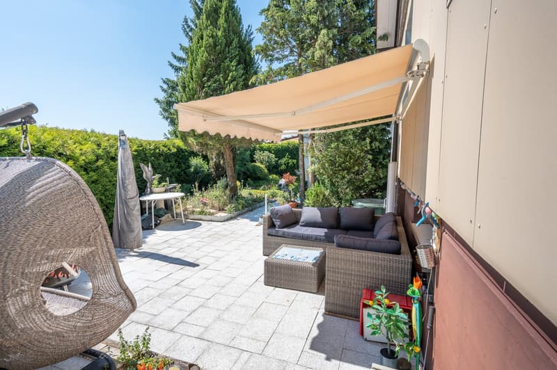 Two-family house with a beautifully landscaped garden & plenty of potential (6)