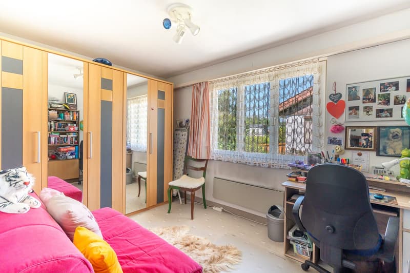 Two-family house with a beautifully landscaped garden & plenty of potential (12)