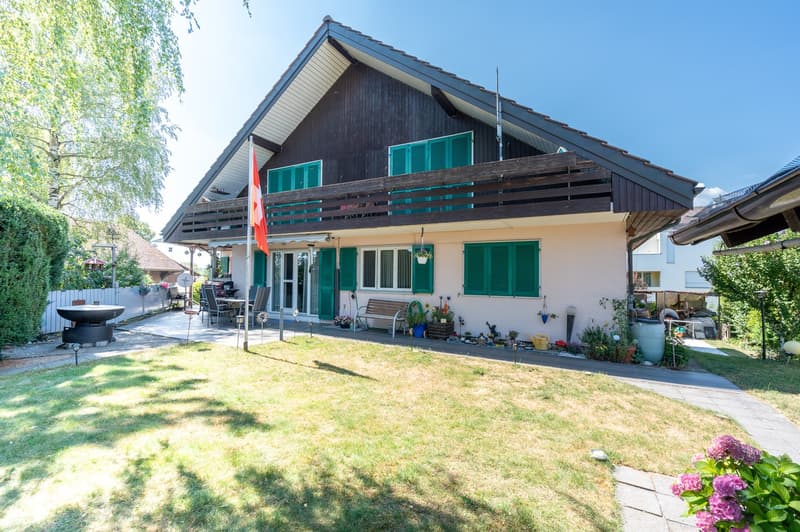 Two-family house with a beautifully landscaped garden & plenty of potential (1)