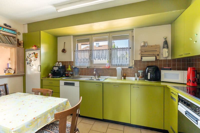 Two-family house with a beautifully landscaped garden & plenty of potential (10)