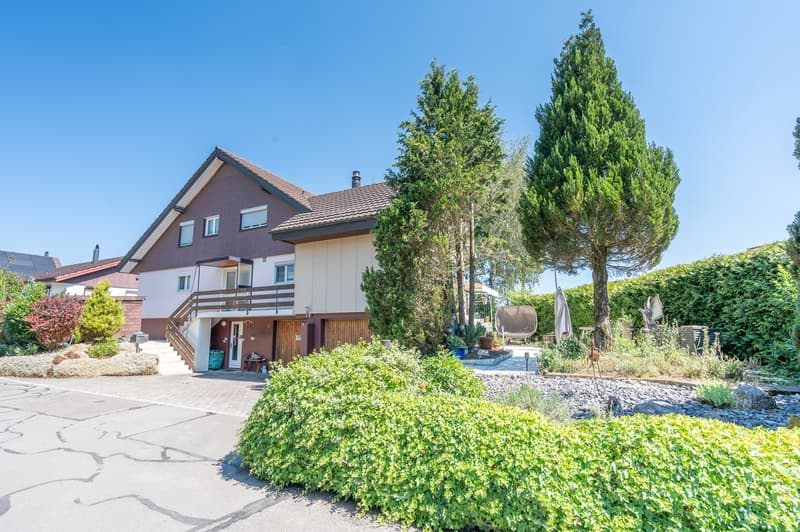 Two-family house with a beautifully landscaped garden & plenty of potential (3)