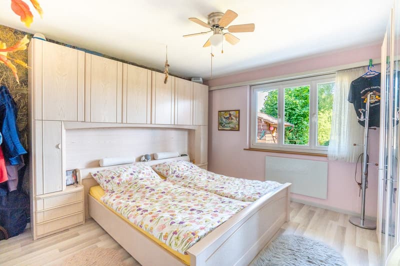 Two-family house with a beautifully landscaped garden & plenty of potential (11)
